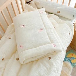 Cartoon Bear Bunny Baby Quilt Born Nap Quilts Coton Soft Cotton Infant Couverture printemps d'automne Swaddle Emballage Endred 100 * 120cm 240511