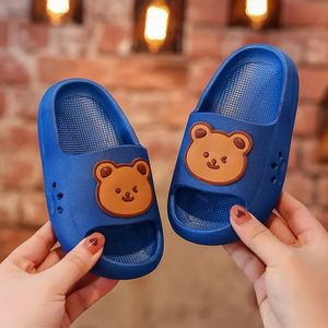 Cartoon Bear Kids slippers voor jongens zomer strand indoor schattig meisje schoenen home zachte niet -slip baby kinderen 240402