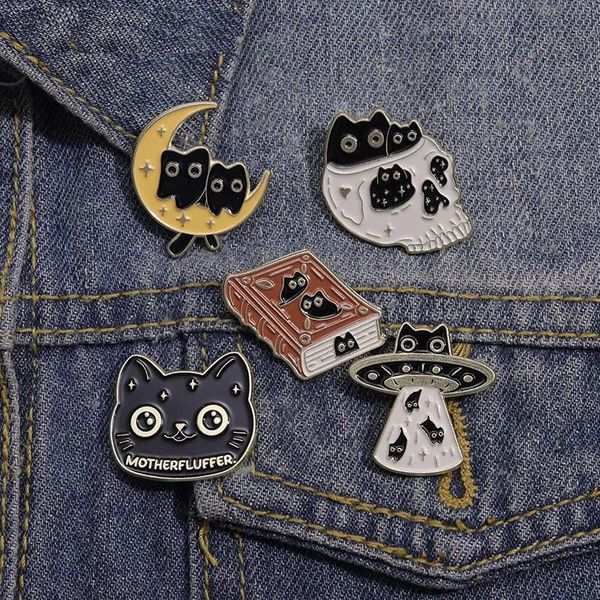 Broche de chat noir en émail, dessin animé, Punk chaton, livre magique, chat extraterrestre, Badge de sac à dos, bijoux amusants, cadeau pour enfants et amis