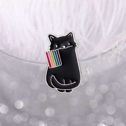 Dessin animé transportant des drapeaux colorés, un petit design de chat noir, un insigne en alliage, une broche de badge animale mignon haut de gamme et polyvalent