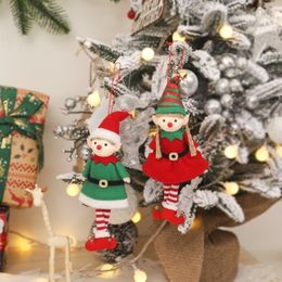 Cartoon paar elf pop kerstboom hangende vrolijke kerstversiering thuis feestelijke feestornamenten kerstcadeaus