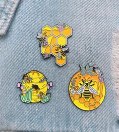 Dessin animé animaux mignons abeilles épingles en émail abeilles fleurs familiales au miel Brooches punk badges accessoires cadeaux bijoux pour kid7921579