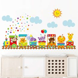 Cartoon Schattige Dieren Trein Zon Wolken Muurstickers voor Kinderkamer Baby Kinderkamer Muurstickers Home Decoratieve Stickers Decor
