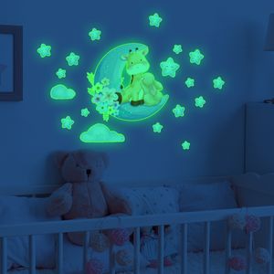 Dessin animé cerf étreignant lapin autocollants muraux lumineux brillent dans le noir étoiles autocollants pour bébé enfants chambres décor mural lune papier peint