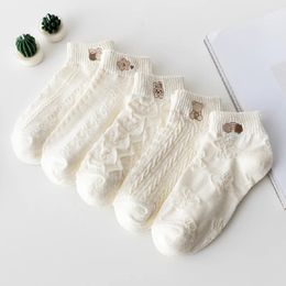 Calcetines blancos con bordado de dibujos animados, calcetines cortos para mujer, calcetines de algodón para barcos, calcetines de corte bajo, absorbentes para el sudor y resistentes a los olores para adultos 240113