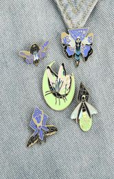 Cartoon email Noctilucency broche fluorescerende insect moth firefly pins unisex vlinderlegering antilight gesp bisbadge ornamenten A9074711