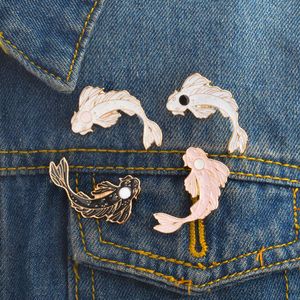 Cartoon visaccessoires broche zwart wit roze goudvis karper ko koi email revers pin badge hoed rugzak kleding cadeau voor meisje jongen