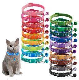 Carton d'empreinte Collier d'animaux de compagnie avec une cloche pour chien coloré Chiot chat chaton collier de sécurité réglable Collier d'anneau