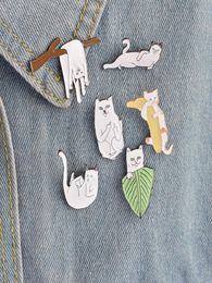 Dessin animé Chats drôles avec banane sur la branche Design Brooch Pins Badge Bouton Bouton Corrifications Men Femmes Child Jewelry6791067