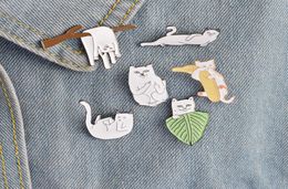 Dessin animé Chats drôles avec banane sur la branche Design Brooch Pins Badge Bouton Boute arrière Corsage Men Femmes Child Jewelry4474644