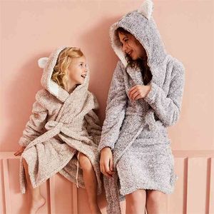 Cartoon Meisjes Bad Robe Winter Kinderkleding Tienerjongens Nachtkleding Flanel Robe Handdoeken Baby Hoodies Warm Pyjama 210622