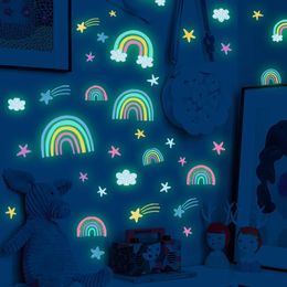 Dessin animé des autocollants muraux lumineux brillent dans le décalage arc-en-ciel fluorescent sombre pour les gamins de chambres au plafond de chambre à coucher décoration intérieure 240426