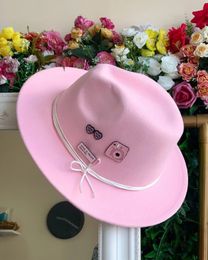 Cartoon Metal Patch Pink Fedora Hat accessoires irréguliers Ajustement un chapeau unisexe Fedora feutre Jazz Autumn hiver chapeau 240430