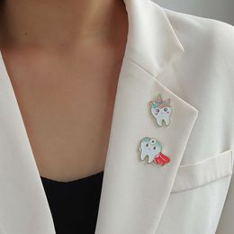 Dessin animé Nouveau produit Love and Protect Detch Series Alloy Breast Neinle Dental Clothing Sac Decoration Emblem