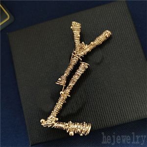 Snijden letters patroon binnen jurk ontwerper broche roestvrij staal romantische Valentine sday cadeaus pin senior dame bruiloft broches elegant mooie zb042 e23