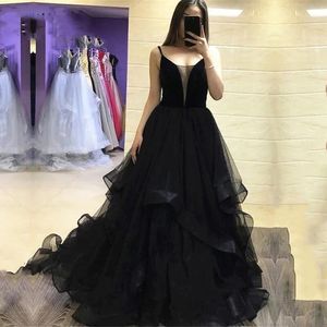 Volants en cascade noir une ligne robes de mariée gothiques 2023 bretelles spaghetti robes de mariée gonflées col en v sans manches été jardin tulle robe de mariée robe