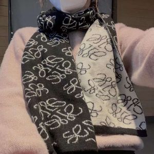 Cachemire pour femmes en hiver, isolation thermique double face noir et blanc avec écharpe décorative en laine avec lettre loe pour châle pour femmes