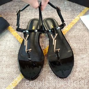 Cassandra Patent Leather Flat Sandalen met gouden letters Logo Zomer Thong Sandaal Flip-Flops Rubberzool met Web Riem Dames slippers