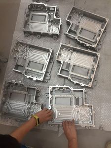 Boîte de contrôleur en aluminium de pièces automobiles de moulage, pièces de moulage en aluminium de précision, pièce métallique de moulage avec moule de sable d'impression 3D