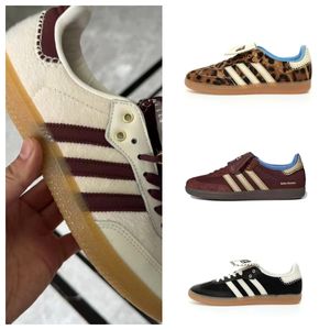 Casual 2024 Designer Chaussures hommes Chaussures femmes Sambaba Sneakers Wales Bonner Leopard Pony Noir White Gum Gray Gazzelle Mens Femmes Outdoor Sports Trainers XJ33