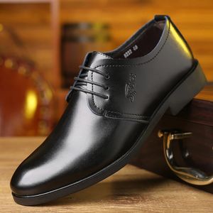 Casual kunstmatige PU Men Leather Point Toe Business Hen's Shoes Black Classic Solid Color Fashion Chause Chause Homme 240106 4143's