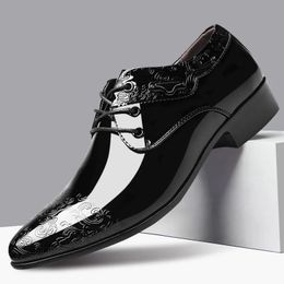 Scarpe da lavoro casual per uomo Scarpe eleganti Stringate Scarpe brogue formali in pelle verniciata nera per uomo Oxford per feste di matrimonio 240110