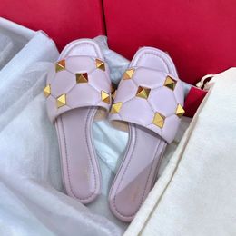 Diseñador casual Mule Sliders para mujer zapatos de cuero de moda de verano al aire libre sandalia de sándalo plano zapatillas de playa toboganes de mocas de mocas de calidad superior