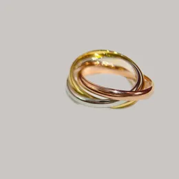 Anillos de diseñador casual para la mujer Anillos de oro chapados Trinidad Mujeres Mujeres Universales Color sólido Anillo Jugo Men Resplendedor de la boda Resado de boda ZL203 B4