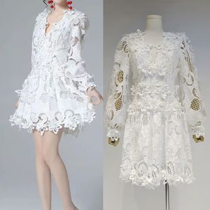 Casual jurk met V-hals, lantaarnmouwen, lange mouwen, uitgeholde 3D geniete bloem, gesplitste kanten jurk, korte rok