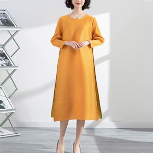 Vestidos casuales 2022 Miyake Vestido de mujer plisado suelto Tamaño grande O Cuello Dividido Tenedor lateral para mujer Verano Primavera Otoño Ropa de fiesta