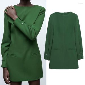 Casual jurken 2023 herfst en winterronde nek jurk groen slank fit modeontwerp vrouwelijke knop kralen decoratie taille