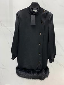 Robes décontractées 2023 Automne / hiver des vêtements de créateur de qualité supérieure de la femme Luxury Mini robe noire en fourrure