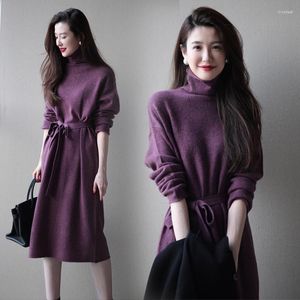 Robes décontractées 2023 Automne Femmes Pull à col roulé Robe de style coréen Longueur au genou A-ligne tricotée élégante mi-longueur