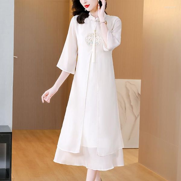 Vestidos casuales 2023 Estilo chino blanco 3/4 Vestido de manga Summer Standing Neck Melling Qipao suelto banquete apretado banquete