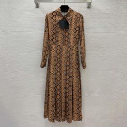 Vestidos casuales 2023 principios de otoño señoras temperamento patrón de piel de serpiente estampado Retro cintura abotonada gran columpio cuello puntiagudo manga larga