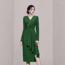 Casual jurken 2023 European American Fashionable Temperament V-Neck Dress Fashion Shoulder Pads Onregelmatige Style Design Green Evening