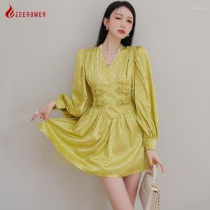 Robes décontractées 2023 Français Court Style V-cou Lanterne Manches Robe Femmes Vintage Jaune Jacquard Taille Haute A-ligne Mini Vacances