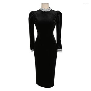 Robes décontractées 2023 conception coréenne automne et hiver robe de velours noir haut de gamme tempérament corps mince spectacle mince MIDI avec un bas