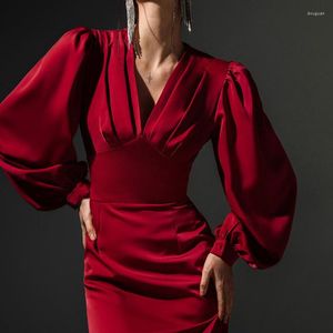 Casual jurken 2023 feest elegante vrouwen rode jurk lantaarn lange mouw v-neck avond midi ruches sexy club dames satijn
