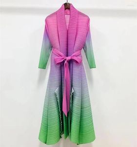 Robes décontractées 2023 piste automne Miyake plissé longue robe femmes élégantes col en V dégradé de couleur point ouvert à lacets ceinture volants Vestidos