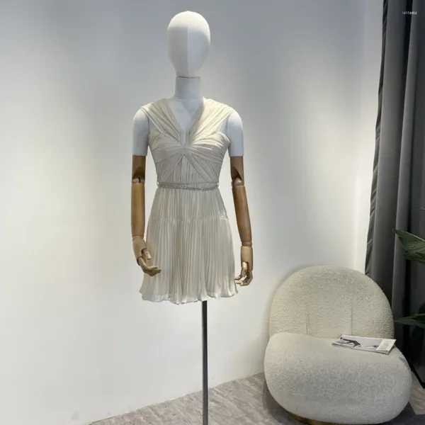 Vestidos casuales 2023 Llegada de verano Diseñador único Diamantes Cinturón Plisado Sin mangas Beige Calidad superior Dulce Mini gasa