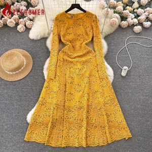 Robes décontractées 2024 Automne Fashion Elegant Floral Hollow Out Lace Long Robe Femme O-Neck Full Full Sleed High Waist A-Line Party