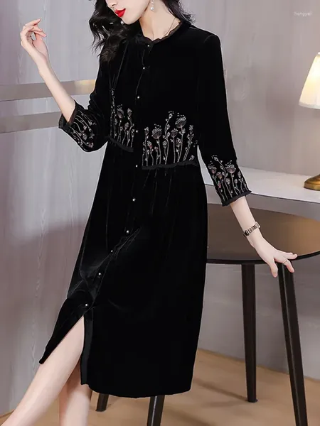 Robes décontractées 2024 Black Velvet Broderie Floral Luxe Midi Femmes Coréen Vintage Hepburn Robe de bal Automne Hiver Élégant J320