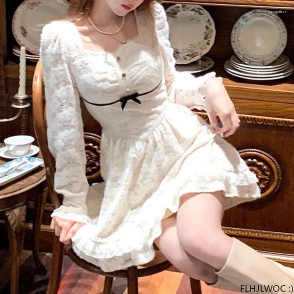 Robes décontractées 2024 Date Filles Petite Petite Robe Fête Mini Lolita Style Mignon Une Ligne Noeud Papillon Blanc Dentelle Ponçage Femmes Robes