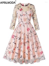 Vestidos casuales 2024 Elegante bordado de bordado Swing Fiest Vestido para mujeres Posquy de malla de malla de estilo francés Floral Floral Holiday