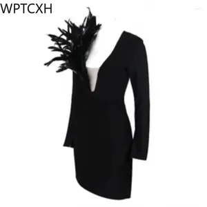Casual jurken 2024 Vrouw Verkopen bont met lange mouwen mini dame elegante luxe prom zwarte cocktail party jurk mooie veren mooie veren