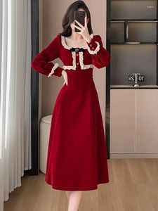 Robes décontractées 2024 Rouge Velours Chic Dentelle Collier Longue Robe Femmes Élégant Festival De Luxe Automne Hiver Coréen Vintage