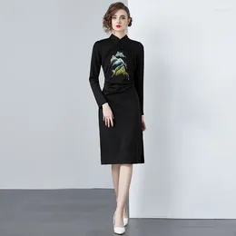 Vestidos casuales 2024 Retro Primavera Negro Paisaje Pintura Bordado Vestido Estilo Chino Mujeres Stand Collar Con Cuentas Borla Slim Una Línea