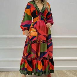 Robes décontractées 2024 Printemps Automne Vêtements pour femmes Mode Élégante Col en V Impression géométrique Couture Grande jupe Robe serrée à la taille