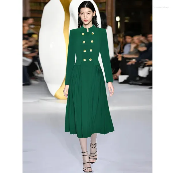 Vestidos casuales 2024 Marca de primavera Moda Estilo militar Ejército Verde Soporte Collar Doble Botón Botón Plisado Midi Trench Vestido Oficina